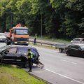 Крупная авария в Вильнюсе: на проспекте Саванорю перевернулся автомобиль, есть пострадавший