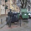 После публичной критики муниципалитет убрал мусорные контейнеры от памятника Коэну