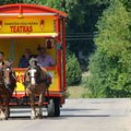 Krakiškių arkliai traukia teatro vežimą po visą Lietuvą: jo aktoriai — ukrainiečiai