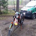 Miško paklotę niokojęs motociklininkas bandė sprukti nuo pareigūnų