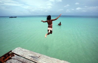 Šuolis į vandenį viename iš Kukurūzų salų paplūdimių