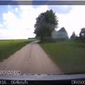 Nufilmuota, kaip elnias taranavo važiuojantį policijos automobilį