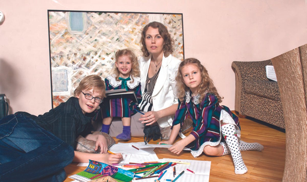 Kompozitorė Giedrė Pauliukevičiūtė-Dabulskienė su vaikais