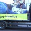 Per Londoną keliavo „Monty Python“ atsisveikinimui skirta gigantiška nugaišusi papūga
