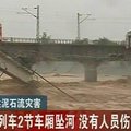 Kinijoje į upę nukrito du traukinio vagonai, bet žmonės nenukentėjo