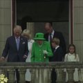 Bakingamo rūmų balkone pasirodžiusi karalienė Elžbieta II sulaukė gausybės sveikinimų šūksnių