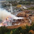 Milžiniškas gaisras Radviliškyje nesiliauja: ugniagesiams trečią parą padeda kariai