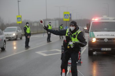 Kaune policija tikrina vykstančius į miestą