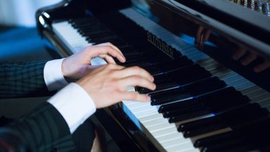 Young Lithuanian pianist teaches Čiurlionis’ music colors in America