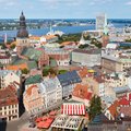 Latvija ketina atlaisvinti diržus