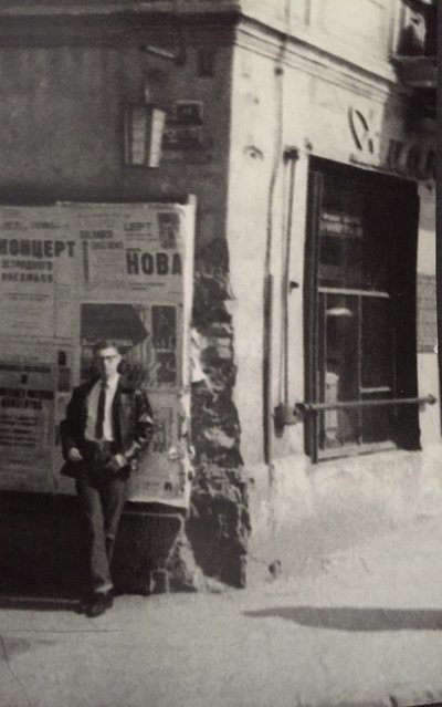 Prie duonos parduotuvės J. Garelio / Universiteto g. kampe. Apie 1968