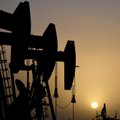 Naftos kainos mėgina stiebtis nuo nuosmukio išvakarėse