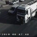 Vaizdo stebėjimo kameros Turkijoje nufilmavo nuo krovininio automobilio bėgantį vyrą