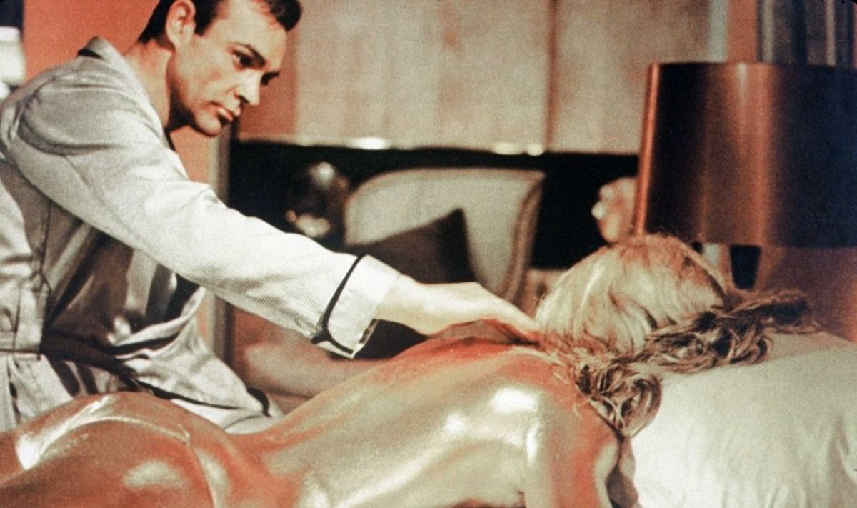 Seanas Connery ir Shirley Eaton filme apie Džeimsą Bondą filme "Goldfinger" ("Auksapirštis")