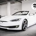 Vienintelis toks pasaulyje: sukurtas įspūdingas „Model S“ kabrioletas – meistrams teko įveikti keletą inžinerinių iššūkių