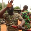 Dramblio Kaulo Krante maištaujantys ir veidus slepiantys kariai blokuoja kelius