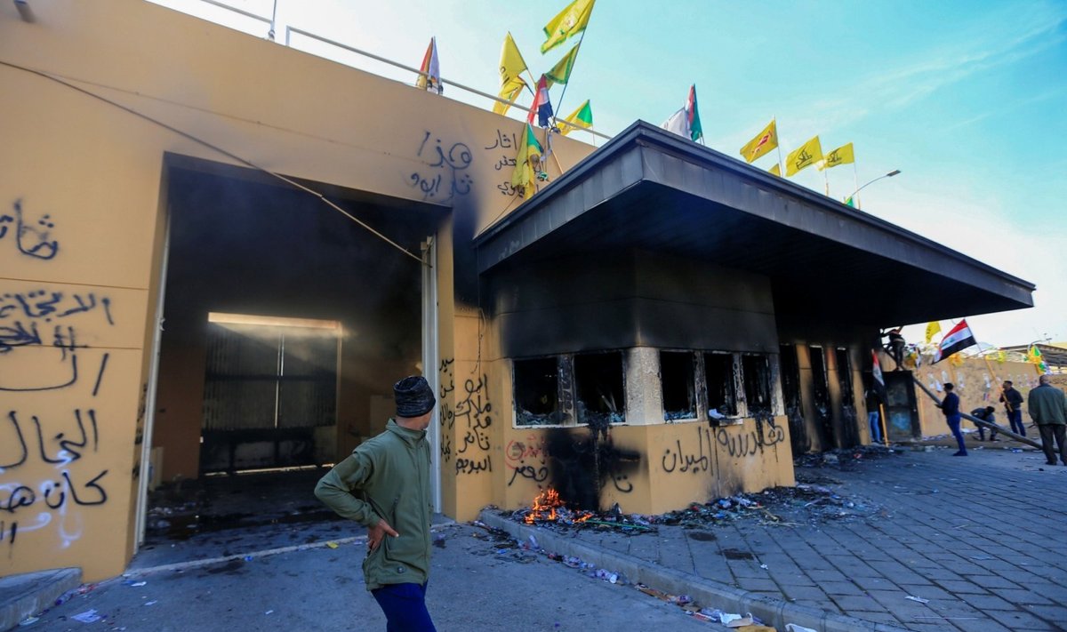 Bagdade prie JAV ambasados susirinkę protestuotojai buvo vaikomi ašarinėmis dujomis