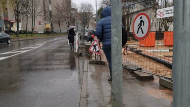 Statybos Panevėžyje pėsčiuosius išginė į gatvę: priversti kone lįsti po automobilių ratais