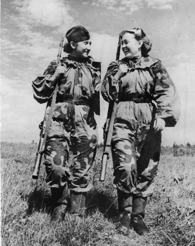 Savanorės snaiperės, grįžtančios iš mūšio rytų fronte, 1943 m. lapkritis