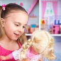 Atidėkite loginius ir lavinamuosius žaislus: žaidimai su lėlėmis ugdo vieną svarbią vaikų savybę