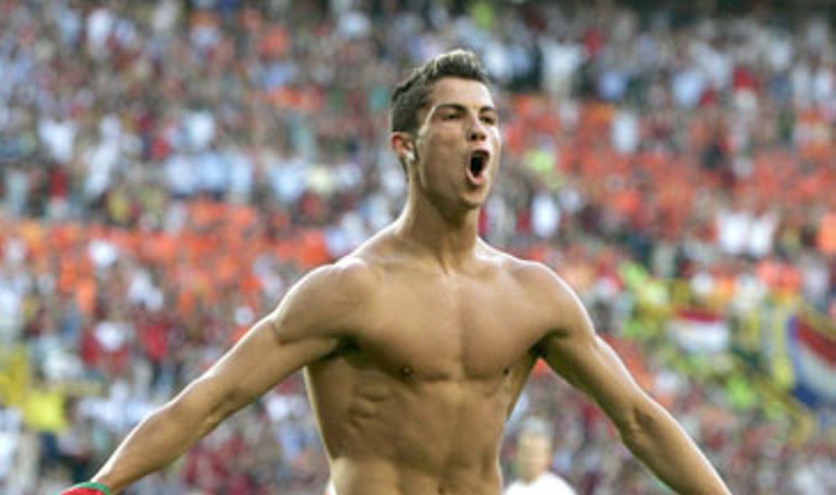 Christiano Ronaldo (Portugalija) švenčia įvartį į olandų vartus