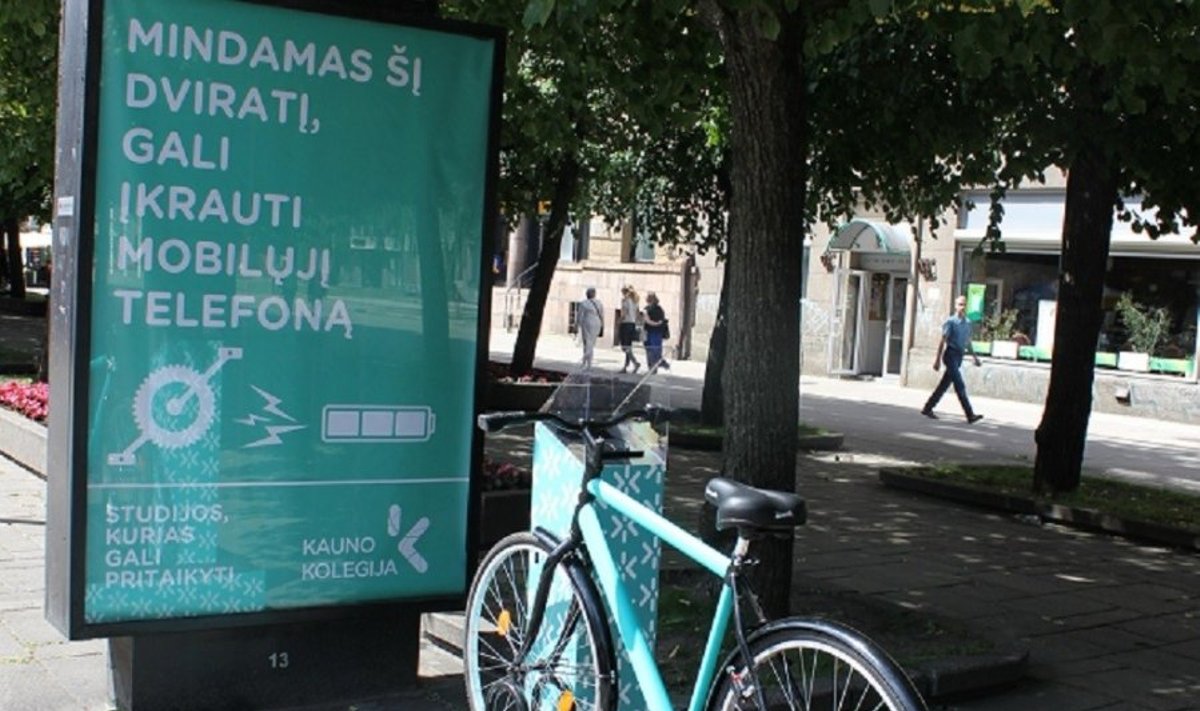Mindamas dviratį, gali įkrauti mobilų telefoną/ Kauno kolegijos nuotr.