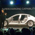 Pristatyta „Tesla Model 3“: pavarvinę seilę fanai dabar jos lauks bent metus
