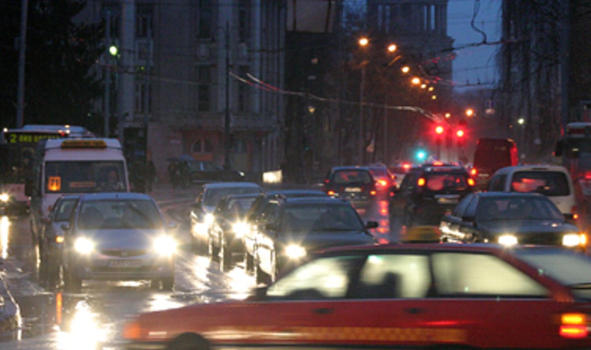 Lietus, automobiliai, gatvė, sankryža
