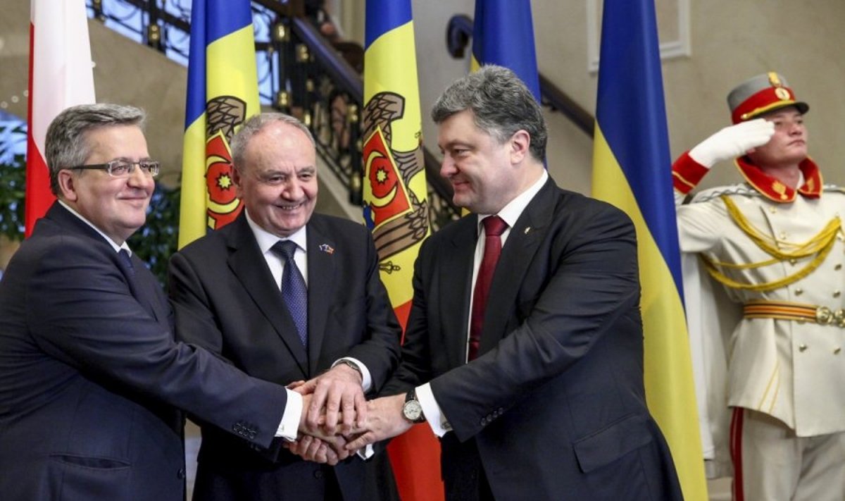 Ukrainos prezidentas Perto Porošenka, Lenkijos vadovas Bronislawas Komorowskis ir Moldavijos lyderis Nicolae Timofti