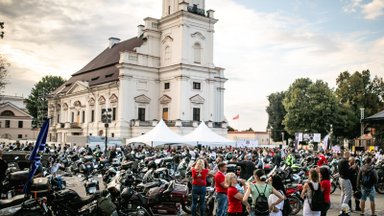 „Ryterna modul Mototourism rally“ šimtai dalyvių finišavo Kauno Rotušės aikštėje
