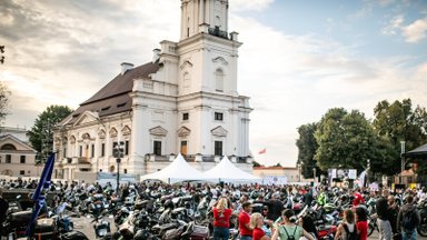 „Ryterna modul Mototourism rally“ šimtai dalyvių finišavo Kauno Rotušės aikštėje