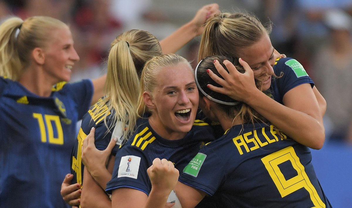 Švedijos moterų rinktinė džiaugiasi Stinos Blackstenius įvarčiu