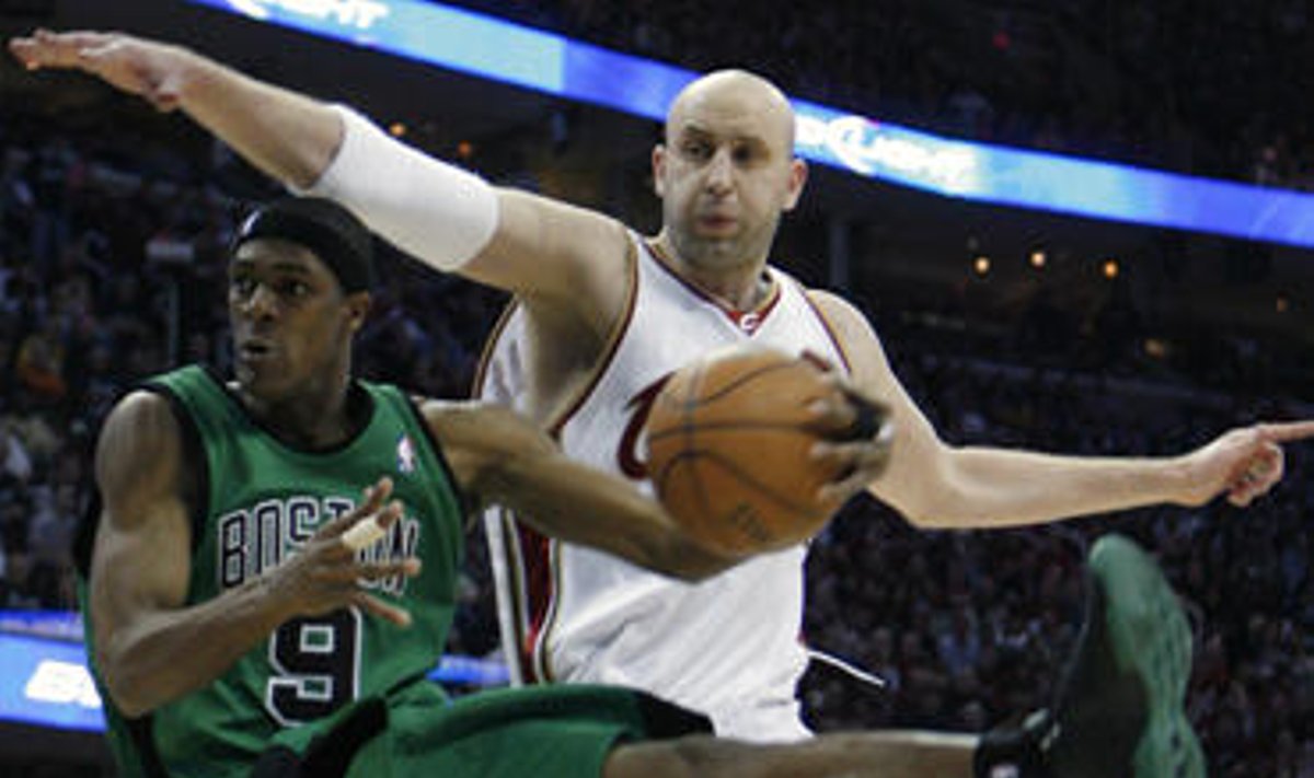 Žydrūnas Ilgauskas ("Cavaliers") stabdo Rajono Rondo ("Celtics" prasiveržimą 