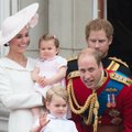 D. Britanijos karališkosios šeimos moterims galioja griežtos taisyklės net gimdymo metu