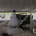 Rumunijoje pasiūta ilgiausią pasaulyje šleifą turinti vestuvinė suknelė