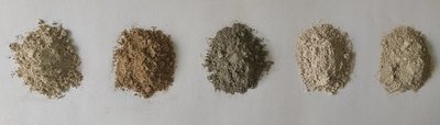 Mineraliniai milteliai (nuo kairės į dešinę): klinčių, aktyvinti klinčių, granito, dolomito (I) ir dolomito (II) 