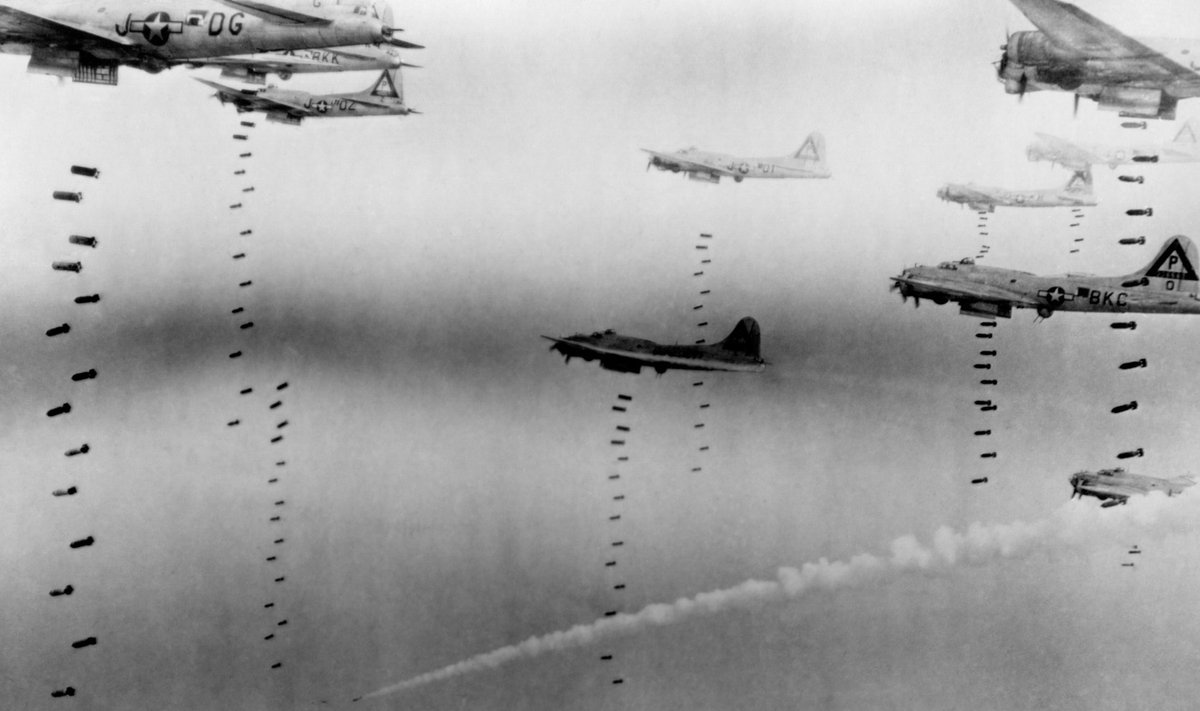 1945 m. balandžio 17 d. JAV 8-ųjų oro pajėgų lėktuvai B-17 „Flying Fortresses“ bombarduoja Drezdeną. 