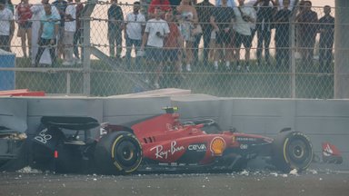 Raudonos vėliavos prieš paskutinį F1 etapą: dužo „Ferrari“