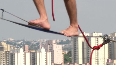Nepaklūstantys gravitacijai: juostomis vaikščiojantys prisijaukina apleistus San Paulo pastatus