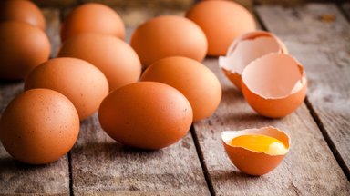 Klaida, kurią daro daugelis: specialistės paaiškino, kodėl negalima laikyti kiaušinių šaldytuvo durelėse