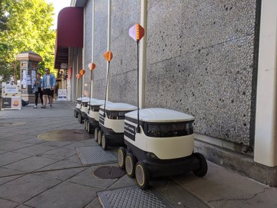 „Starship Technologies“ autonominiai siuntų pristatymo robotai
