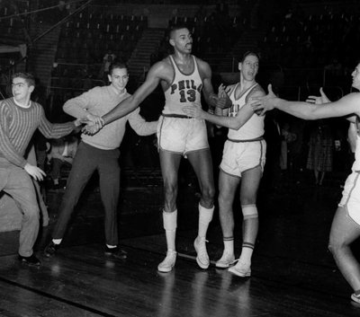 Fanai sveikina Wiltą Chamberlainą per rungtynes su Niujorko „Knickerbockers“ pelnius 100 taškų (1962 m. kovo 2 d.)