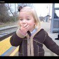 Mergaitė pirmą kartą pamato traukinį (3,5 mln. peržiūrų!)