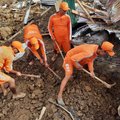 Tragedija Indijoje: purvo nuošliauža savo kelyje pasiglemžė viską – dešimtys žmonių palaidoti po žeme