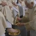 Didįjį ketvirtadienį popiežius nuplovė kojas 12 kunigų