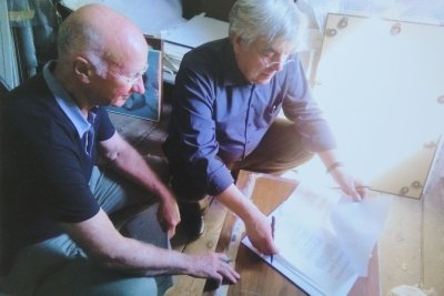 Osvaldas Daugelis ir Walteris Kauffmannas A. Mečys studijoje Hamburge (Nacionalinis M.K.Čiurlionio dailės muziejus)