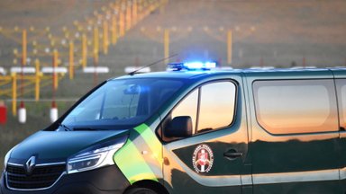 Pareigūnų sujudimas Vilniaus oro uoste: policijos konvojus išvežė danų deportuotą šiaulietį