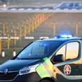 Pareigūnų sujudimas Vilniaus oro uoste: policijos konvojus išvežė danų deportuotą šiaulietį