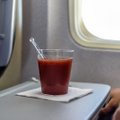 Kodėl keleiviai piktinasi oro linijų sprendimu atsisakyti pomidorų sulčių