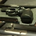 Plungės rajone agresyvus vyras grasino sumušti moterį: pareigūnai rado revolverį, įtariamasis sulaikytas